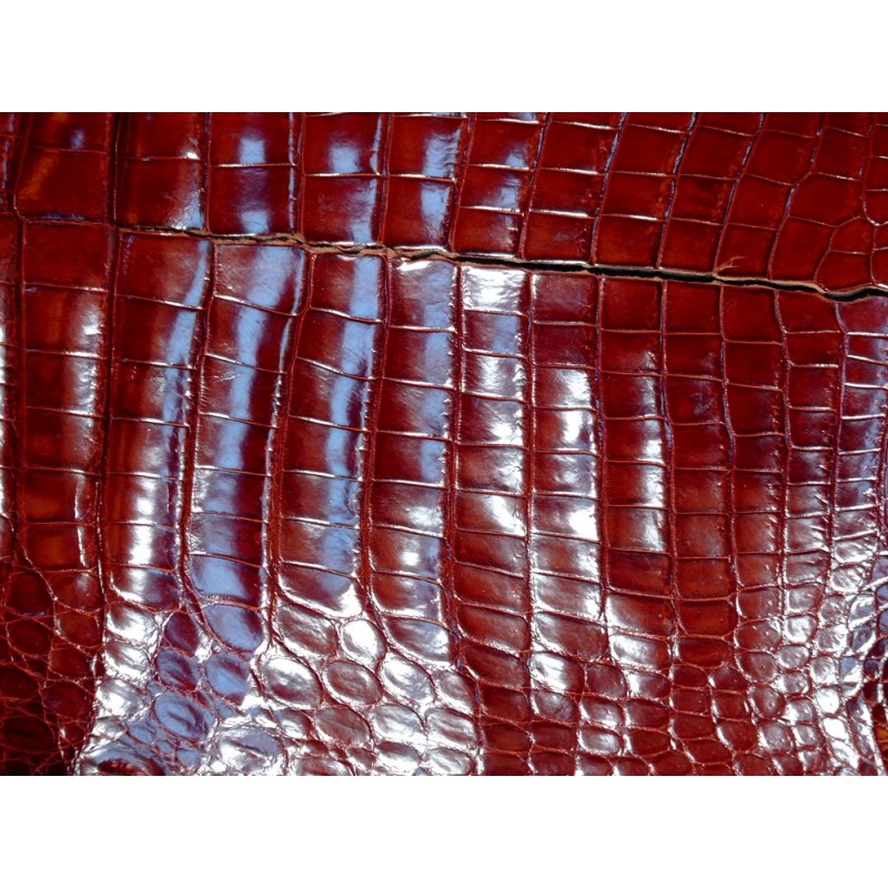 Morceau de peau de cuir de crocodile brun acajou - maroquinerie - bijou - Cuir en stock