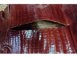 Morceau de peau de cuir de crocodile brun acajou - maroquinerie - bijou - Cuir en Stock