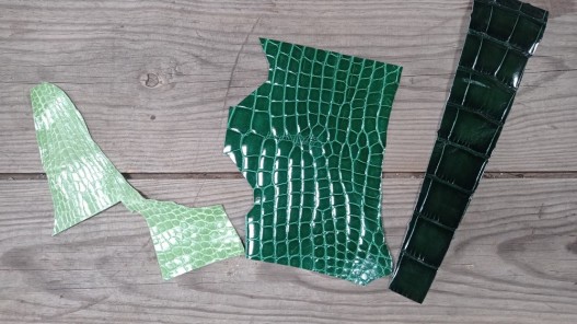 lot de morceaux de cuir de crocodile vert - maroquinerie - bijoux - Cuir en Stock