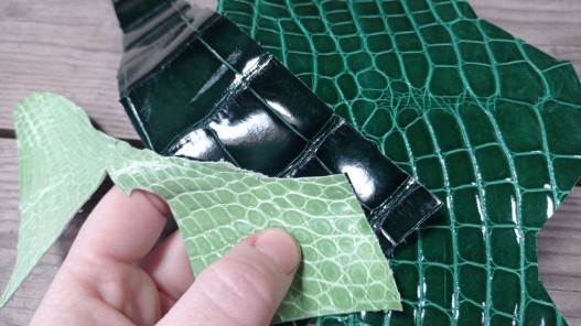 lot de morceaux de cuir de crocodile vert - maroquinerie - bijoux - cuir en stock
