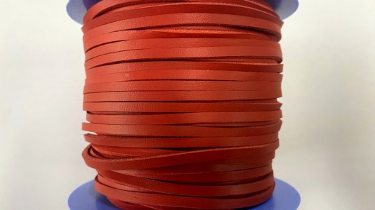 Lacet de cuir carré 3.5 mm rouge vendu au mètre - Cuir en Stock