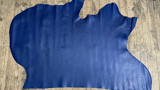 Bande de cuir de vache lisse bleu - maroquinerie - ameublement - cuir en stock