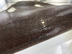 Détail grain - perle centrale - peau galuchat - cuir exotique - marron - Cuir en Stock