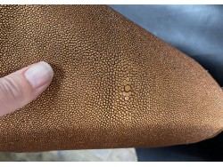 Détail grain - perle centrale - peau galuchat - cuir exotique - métallisé cuivre - Cuir en stock