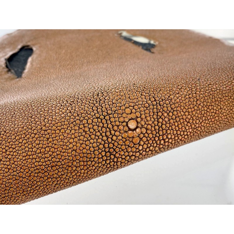 Détail grain - perle centrale - peau galuchat - cuir exotique - métallisé cuivre - Cuir en Stock