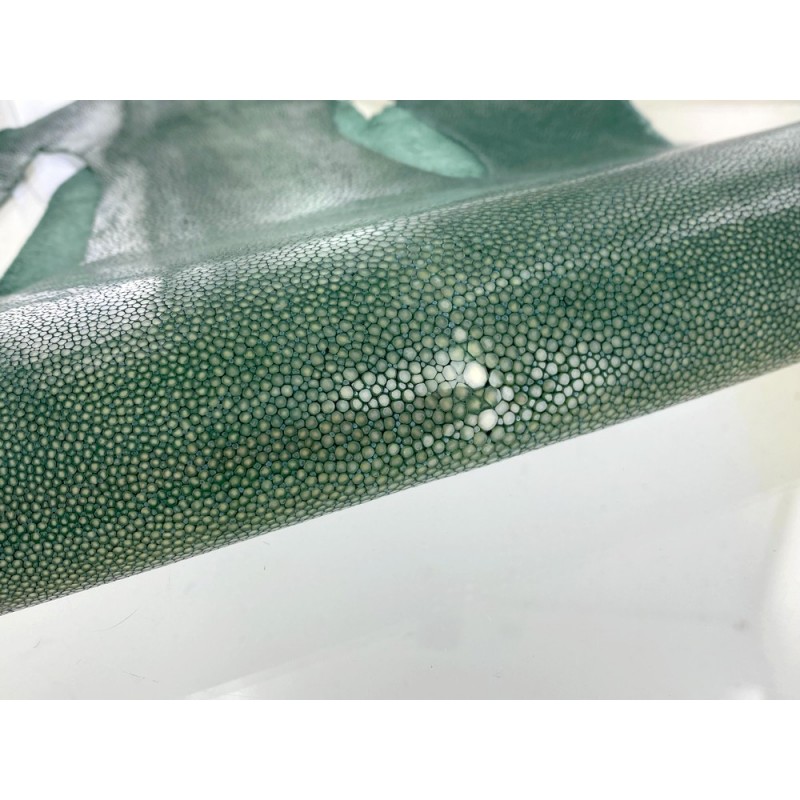 Détail grain - perle centrale - peau galuchat - cuir exotique - vert émeraude - Cuir en Stock