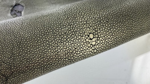 Peau de cuir de galuchat - perle centrale - peau exotique de luxe - noir doré mat - Cuir en Stock