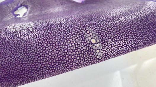Peau de cuir de galuchat - perle centrale - peau exotique de luxe - violet - Cuir en Stock