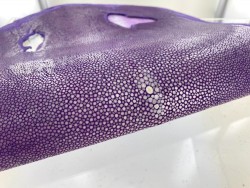 Peau de cuir de galuchat - perle centrale - peau exotique de luxe - violet - Cuir en Stock