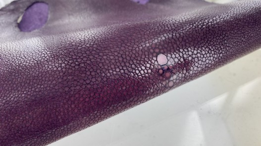 Peau de cuir de galuchat - perle centrale - peau exotique de luxe - aubergine - Cuir en Stock