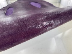 Peau de cuir de galuchat - perle centrale - peau exotique de luxe - aubergine - Cuir en Stock