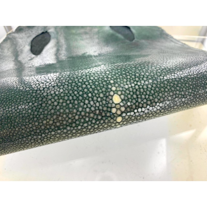 peau de cuir de galuchat - cuir exotique de luxe - couronne de perle - vert de gris - Cuir en Stock