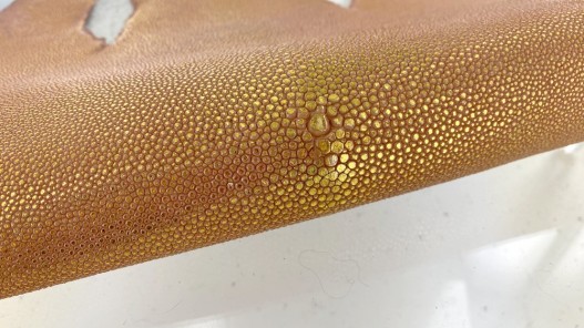 peau de cuir de galuchat - cuir exotique de luxe - couronne de perle - rose doré - Cuir en Stock