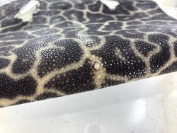peau de cuir de galuchat - cuir exotique de luxe - couronne de perle - leopard gris - Cuir en Stock