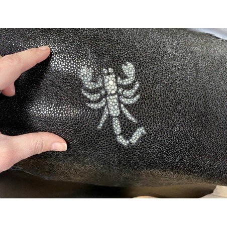 Peau de galuchat - perle centrale - cuir exotique - noir scorpion - cuir en stock