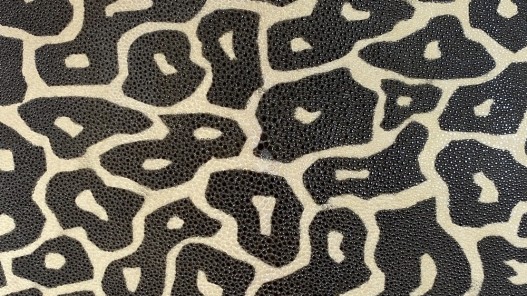 Peau de galuchat - perle centrale - cuir exotique - façon léopard beige - Cuir en stock