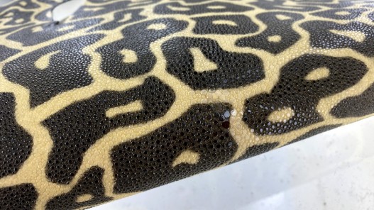 Peau de galuchat - perle centrale - cuir exotique - façon léopard beige - Cuir en Stock
