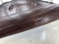 Peau de galuchat - perle centrale - cuir exotique - marron chocolat - Cuir en Stock