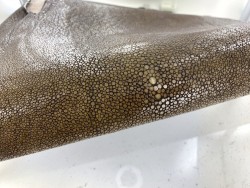 Peau de galuchat - perle centrale - cuir exotique - brun - Cuir en Stock