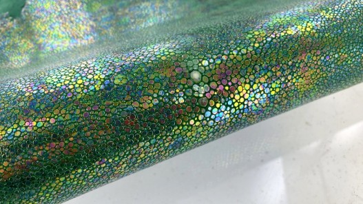 Peau de galuchat - perle centrale - cuir exotique - vert aux reflets holographique - Cuir en Stock