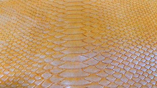 Demi-peau de cuir de veau grain façon python jaune moutarde - maroquinerie - Cuir en stock