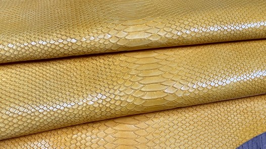 Demi-peau de cuir de veau grain façon python jaune moutarde - maroquinerie - Cuir en Stock