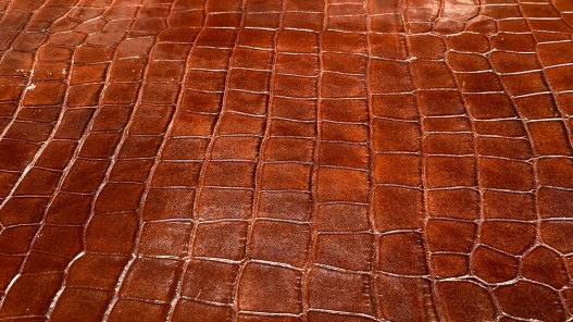 Demi-peau de cuir de veau grain croco brun acajou - maroquinerie - cuir en stock