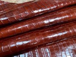 Demi-peau de cuir de veau grain croco brun acajou - maroquinerie - Cuir en Stock