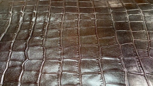 Demi-peau de cuir de veau grain croco marron - maroquinerie - cuir en stock
