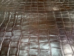 Demi-peau de cuir de veau grain croco marron - maroquinerie - cuir en stock
