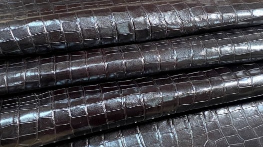 Demi-peau de cuir de veau grain croco marron - maroquinerie - Cuir en Stock
