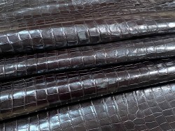 Demi-peau de cuir de veau grain croco marron - maroquinerie - Cuir en Stock