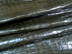 Demi-peau de cuir de veau grain croco vert bouteille - maroquinerie - Cuir en Stock