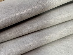 Peau de veau velours avec un petit grain pailleté - gris perle - Maroquinerie - Cuir en Stock