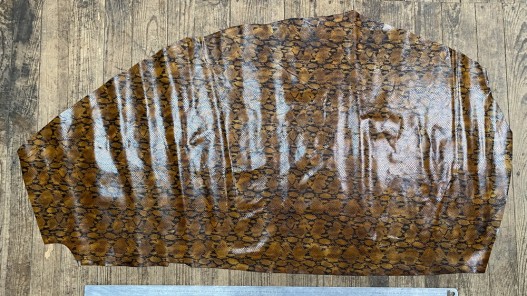 Bande de cuir de veau grain serpent brun caramel - maroquinerie - cuir en stock