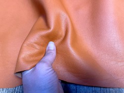 Demi-peau de cuir de mouton orange - maroquinerie - Cuir en stock