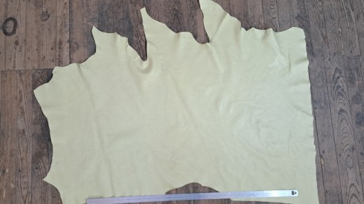 Détail grain de peau - cuir de taurillon - Togo - jaune anis Cuir en Stock