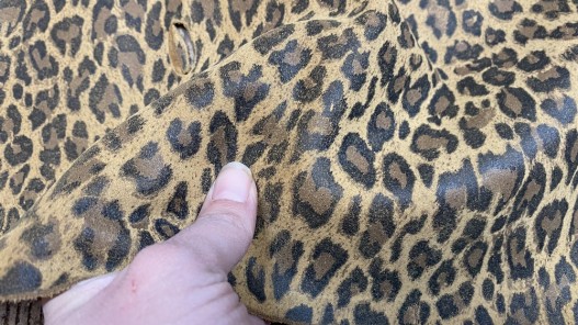 Demi-peau de cuir de veau velours façon léopard - maroquinerie - Cuir en stock