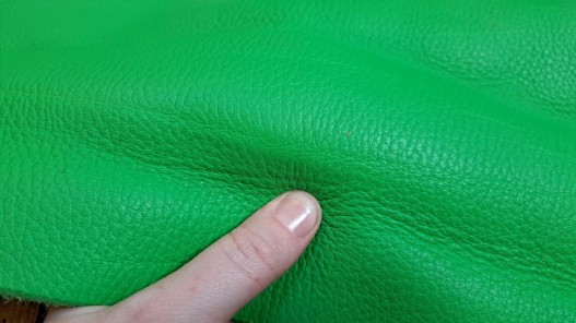 Morceau de cuir de taurillon - gros grain - couleur verdoyant - cuir en stock