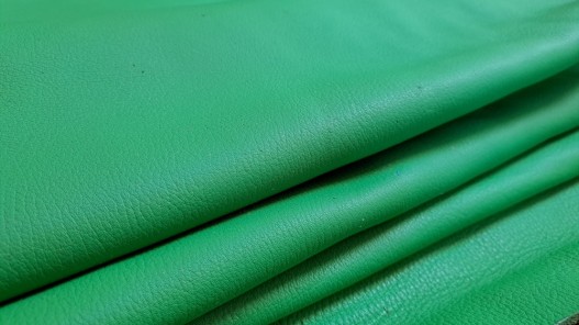 Morceau de cuir de taurillon - gros grain - couleur verdoyant - Cuir en Stock