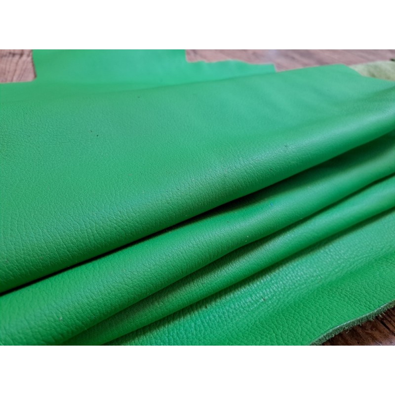 Morceau de cuir de taurillon - gros grain - couleur verdoyant - Cuir en Stock
