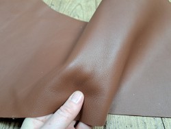 Demi-peau de cuir de veau lisse - marron d'inde - maroquinerie - ameublement - Cuir en Stock