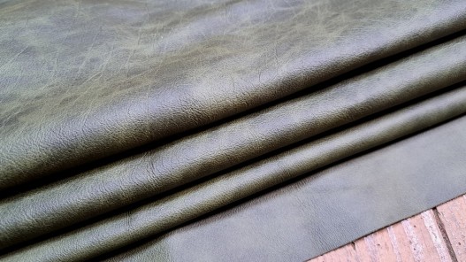 Morceau de cuir de vachette pullup vert olive - maroquinerie - Cuir en stock