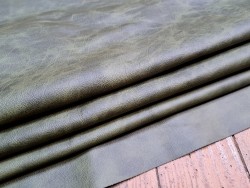 Morceau de cuir de vachette pullup vert olive - maroquinerie - Cuir en stock