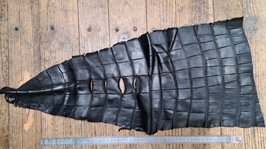 Cuir de crocodile véritable noir mat maroquinerie bijoux cuir en stock
