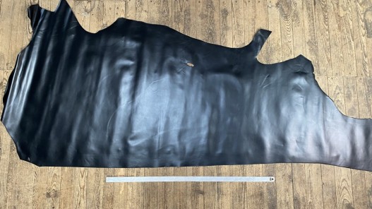Bande de cuir de vache lisse noir bleuté - maroquinerie - ameublement - cuir en stock