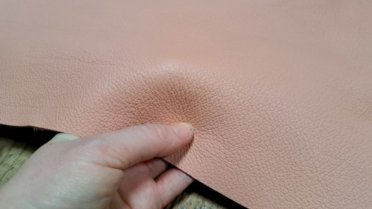 Demi-peau de cuir de vachette gainé - rose pastel - Cuir en stock