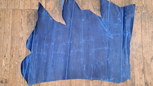 Détail grain morceau de cuir vachette pullup ciré gras bleu roi - maroquinerie - ameublement - Cuir en stock