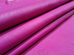 Grand morceau de cuir de taurillon - gros grain - couleur rose fuchsia - Cuir en Stock