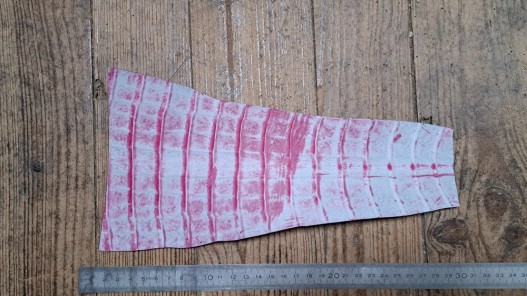 Morceau de cuir de crocodile véritable rose fuchsia - cuir en stock
